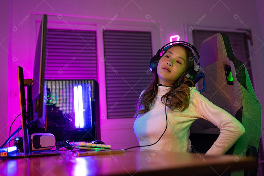 Jogador e E-Sport online de mulher asiática jogando videogame dor nas costas.