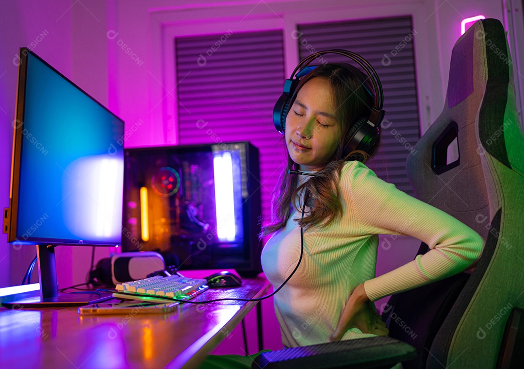 Jogador e E-Sport online de mulher asiática jogando videogame dor nas costas.