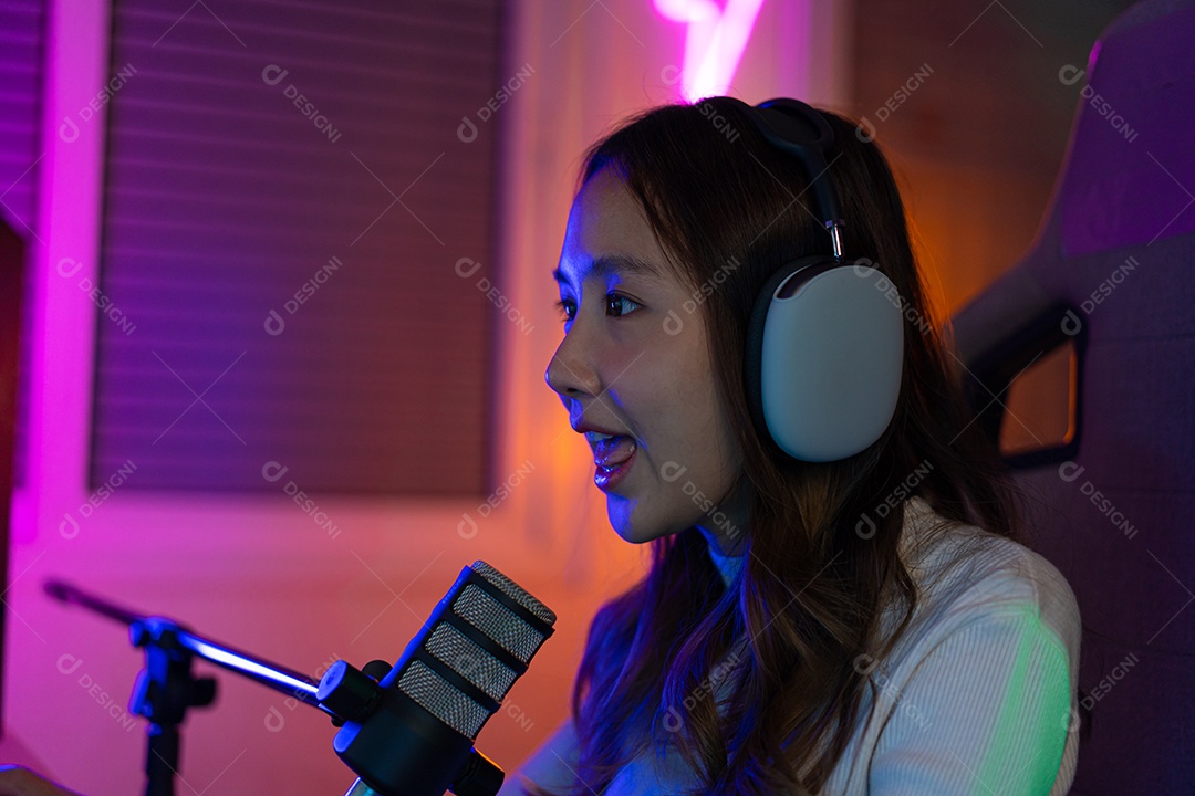 Jogador e E-Sport online de mulher asiática jogando videogame de computador online com efeito de iluminação