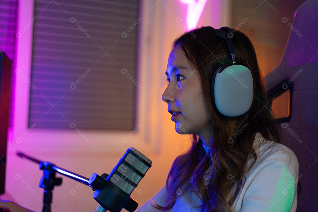 Jogador e E-Sport online de mulher asiática jogando videogame de computador online com efeito de iluminação