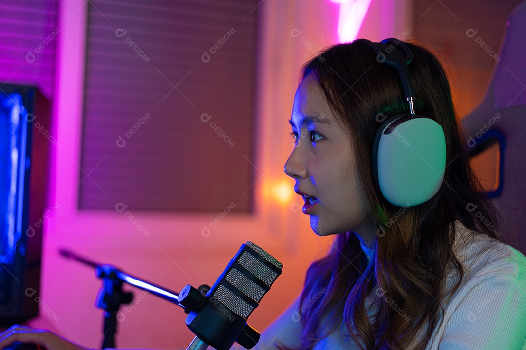 Jogador e E-Sport online de mulher asiática jogando videogame de computador online com efeito de iluminação