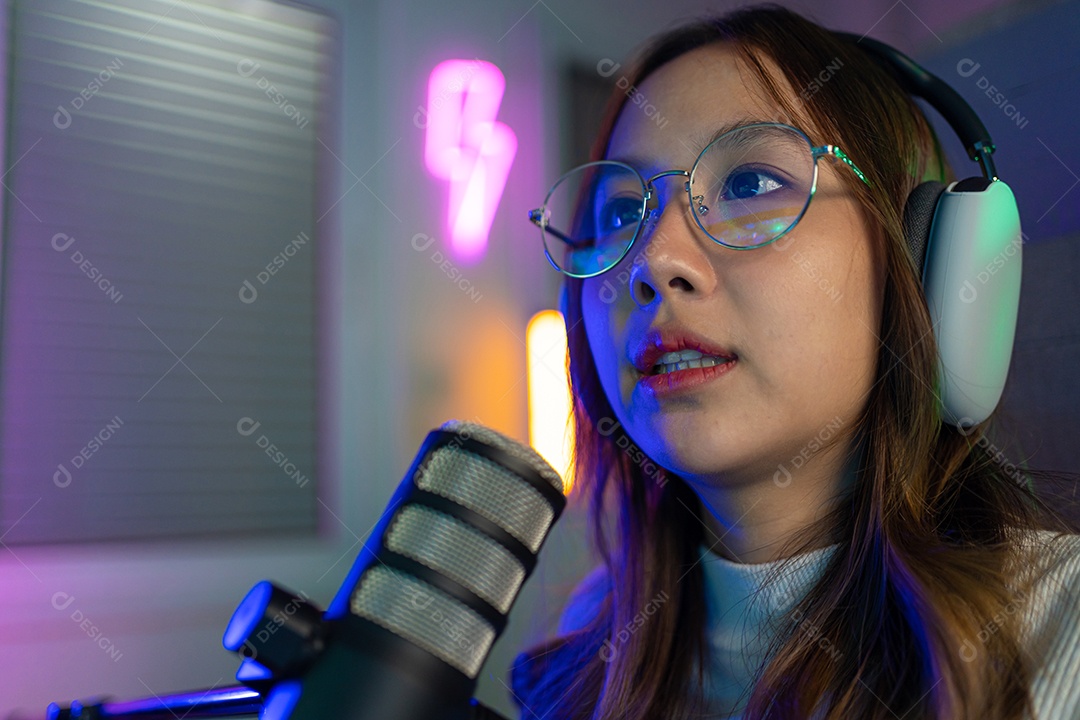 Jogador e E-Sport online de mulher asiática jogando videogame de computador online com efeito de iluminação