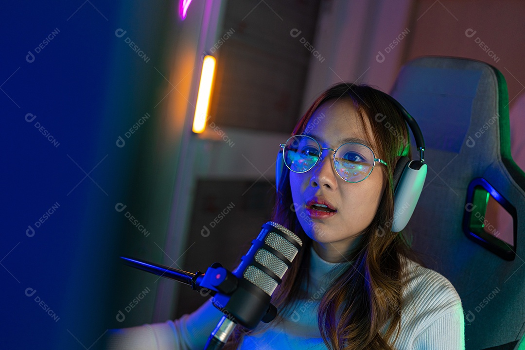 Jogador e E-Sport online de mulher asiática jogando videogame de computador online com efeito de iluminação