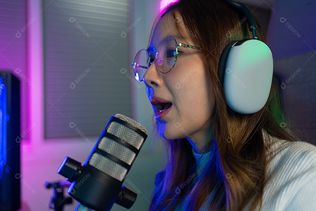 Jogador e E-Sport online de mulher asiática jogando videogame de computador online com efeito de iluminação