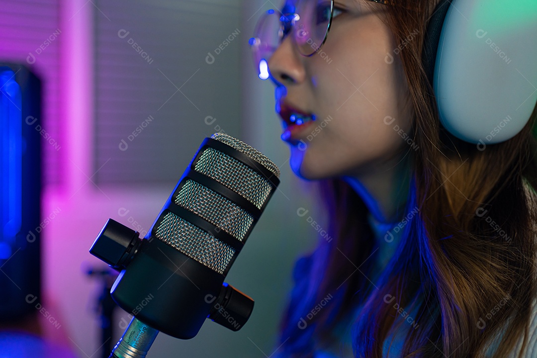 Jogador asiático jogando videogame online ganhando entusiasmo no PC com efeito de iluminação