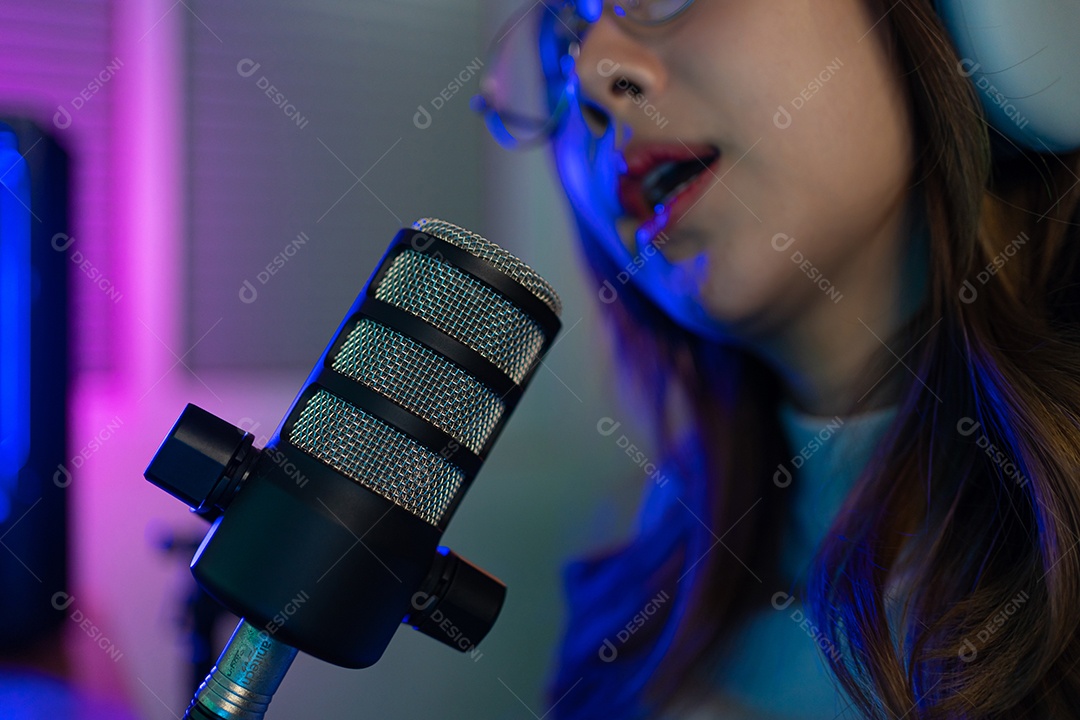 Jogador e E-Sport online de mulher asiática jogando videogame de computador online com efeito de iluminação