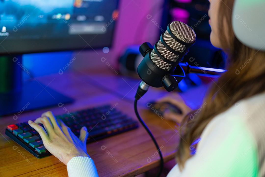 Jogador e E-Sport online de mulher asiática jogando videogame de computador online com efeito de iluminação