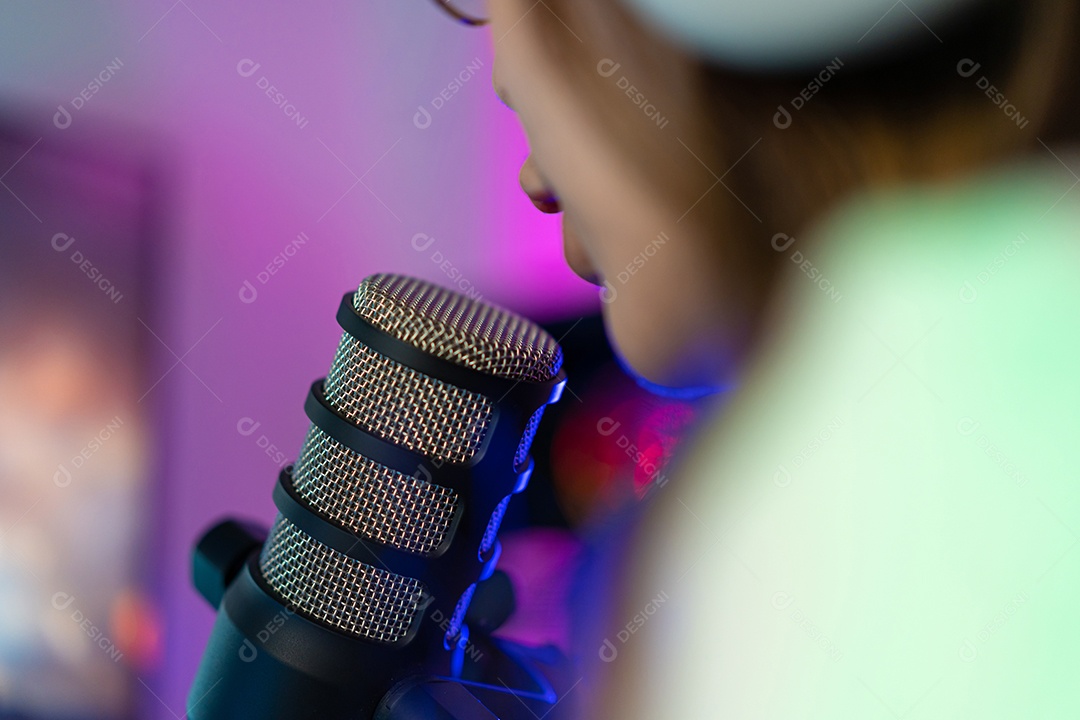 Jogador asiático jogando videogame online ganhando entusiasmo no PC com efeito de iluminação