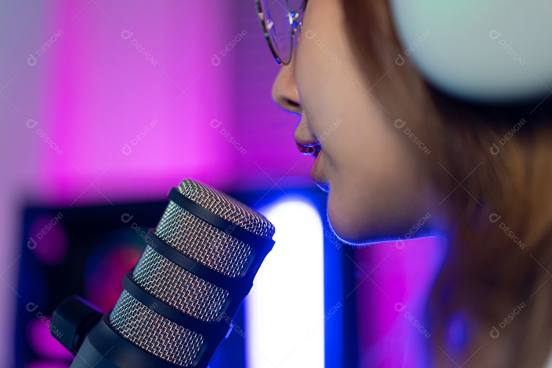 Jogador asiático jogando videogame online ganhando entusiasmo no PC com efeito de iluminação