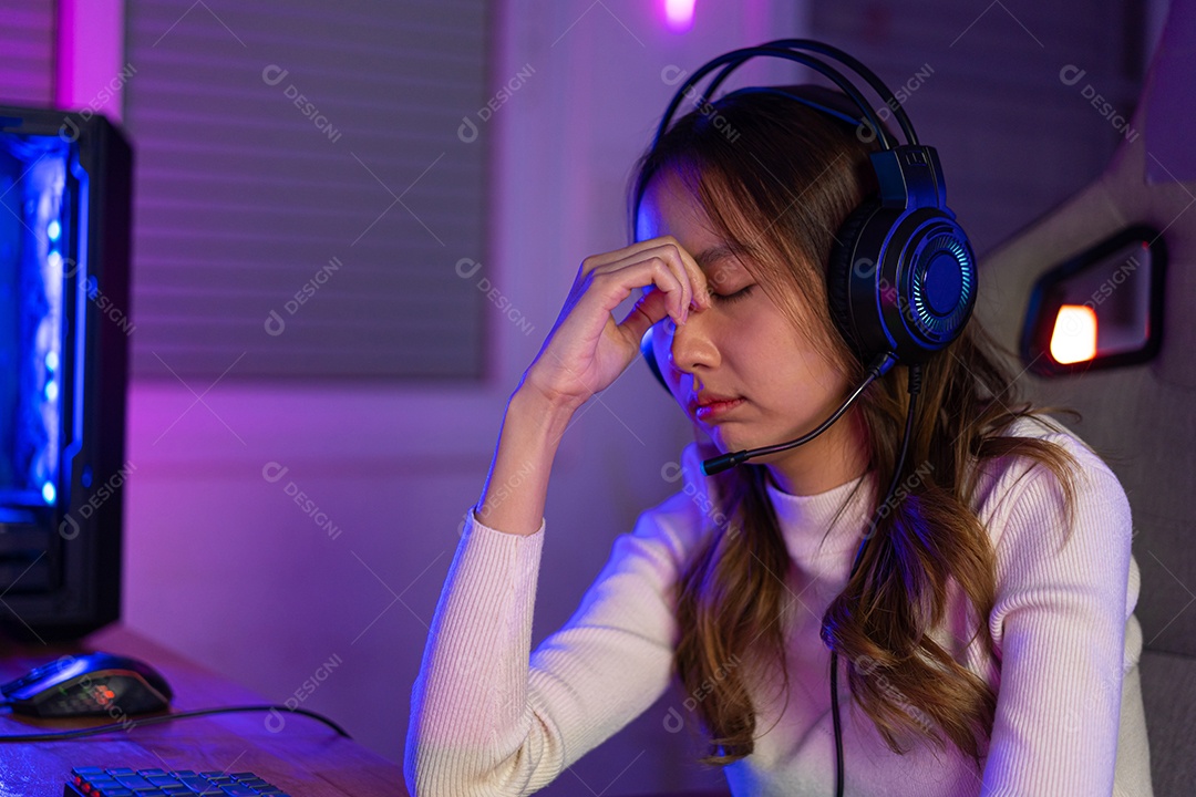 Jogador e E-Sport online de mulher asiática jogando videogame seus olhos estavam cansados ​​de olhar para a tela por um longo tempo.