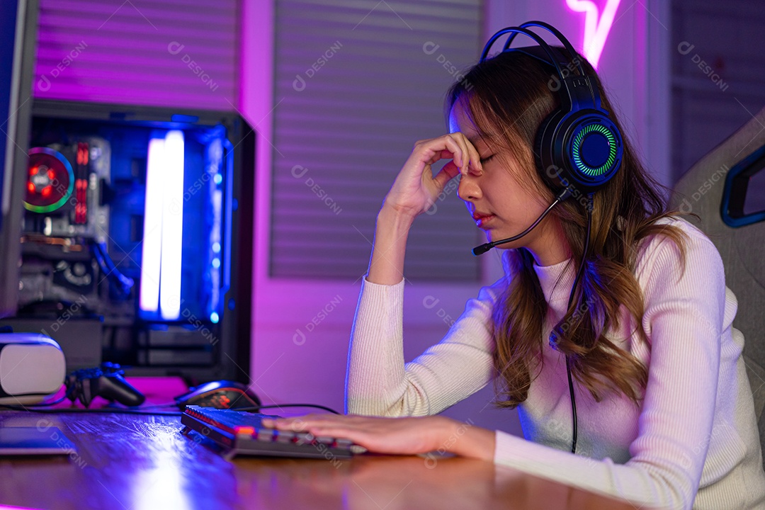 Jogador e E-Sport online de mulher asiática jogando videogame seus olhos estavam cansados ​​de olhar para a tela por um longo tempo.