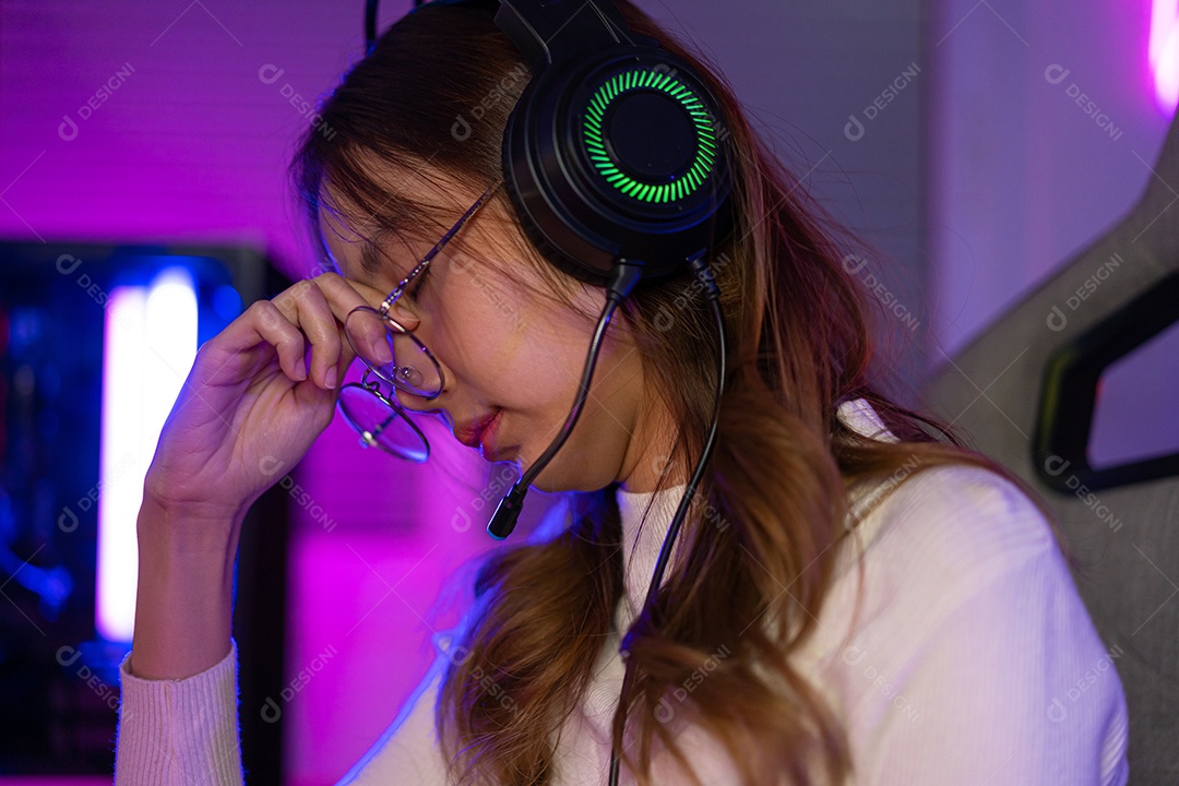 Jogador e E-Sport online de mulher asiática jogando videogame seus olhos estavam cansados ​​de olhar para a tela por um longo tempo.