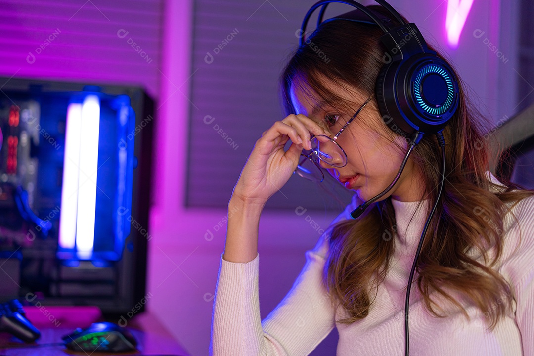 Jogador e E-Sport online de mulher asiática jogando videogame seus olhos estavam cansados ​​de olhar para a tela por um longo tempo.