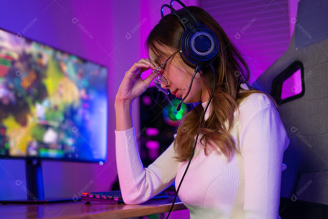 Jogador e E-Sport online de mulher asiática jogando videogame Seus olhos estavam cansados ​​de olhar para a tela por um longo tempo.