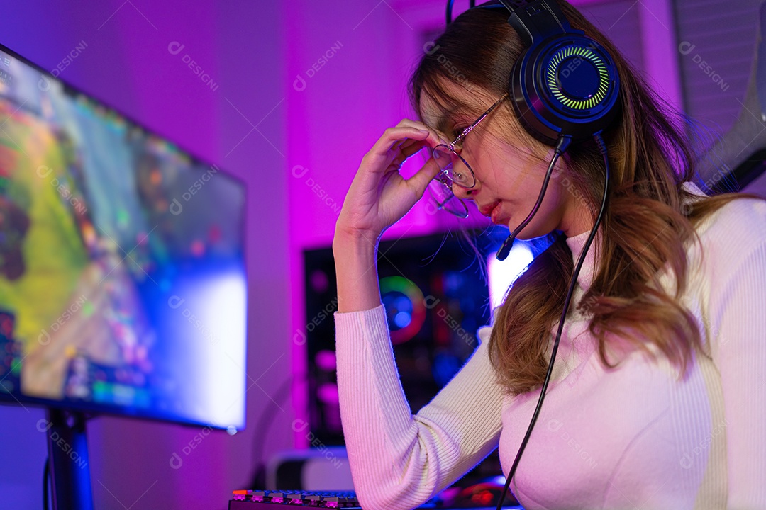 Jogador e E-Sport online de mulher asiática jogando videogame Seus olhos estavam cansados ​​de olhar para a tela por um longo tempo.