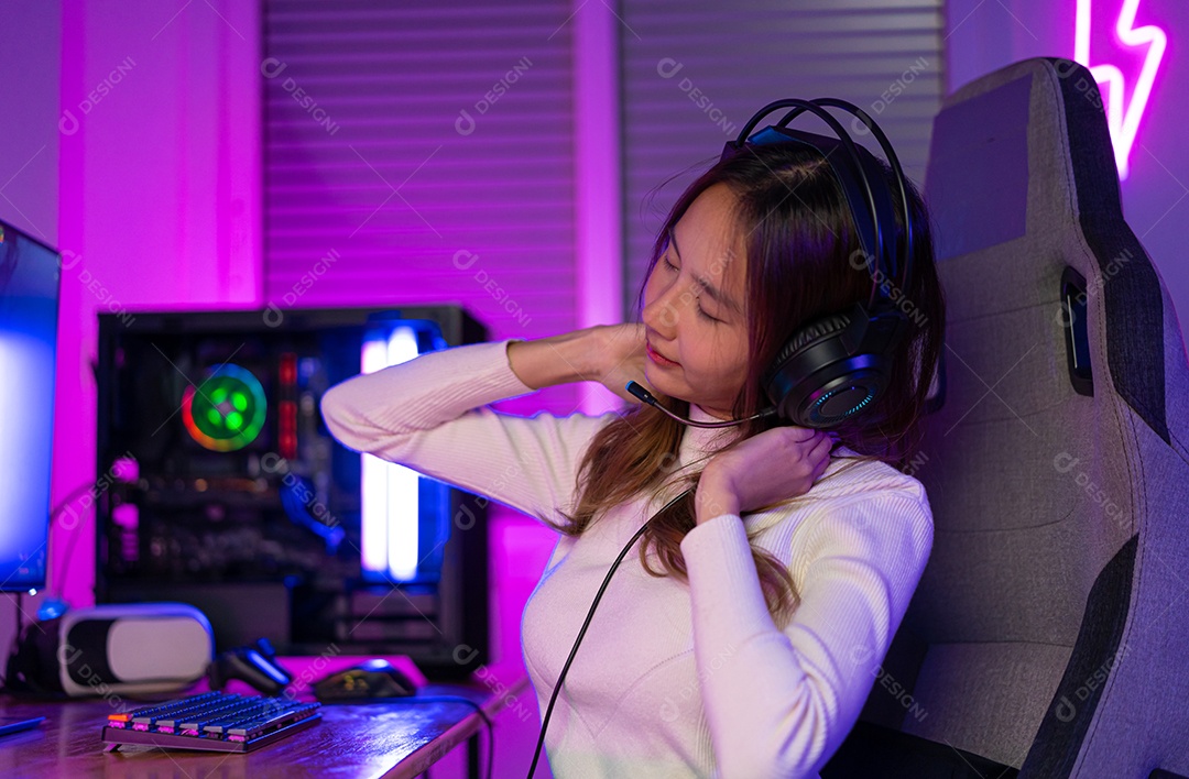 Jogador e E-Sport online de mulher asiática jogando videogame ela está com dor nas costas por ficar muito tempo sentada