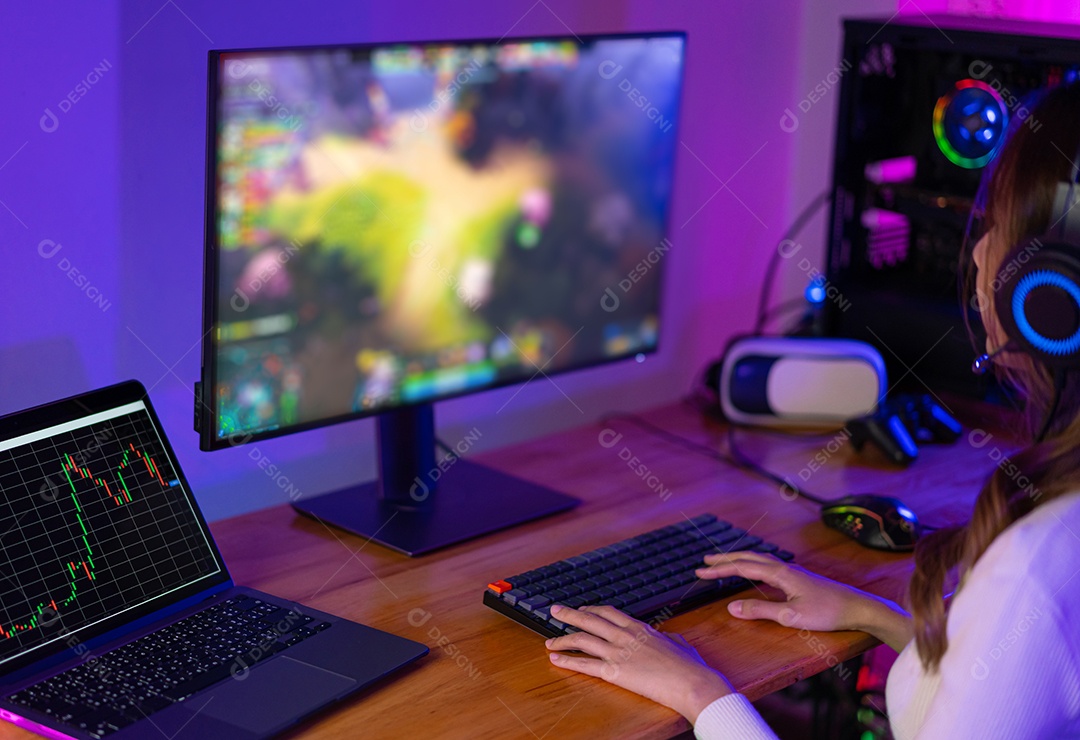 Mulher jogando videogame online e negociando na bolsa de valores digital de gráfico de preços.