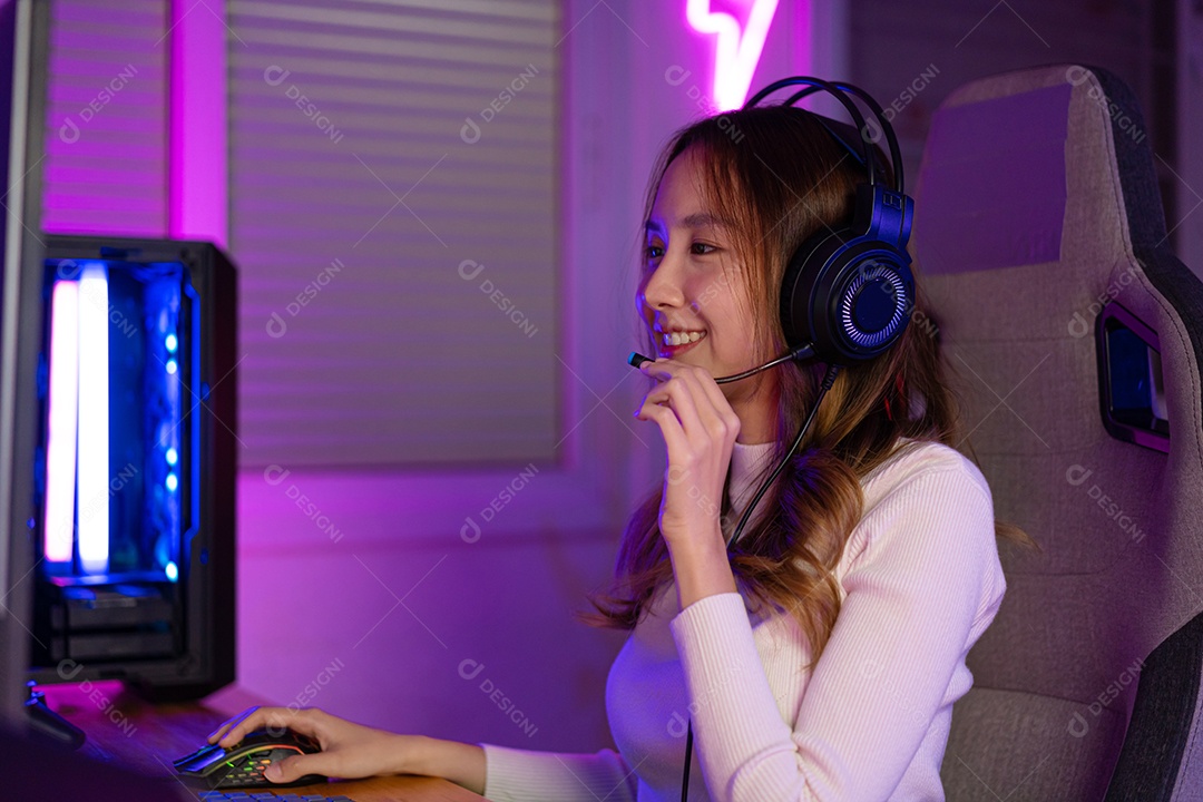 Jogador e E-Sport online de mulher asiática jogando videogame de computador online com efeito de iluminação, transmissão ao vivo em casa.