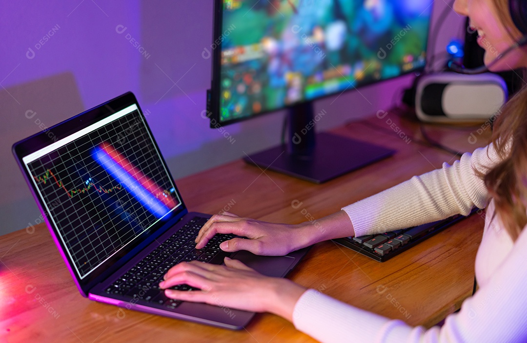 Mulher jogando videogame online e negociando na bolsa de valores digital de gráfico de preços. transmitir streaming ao vivo em casa.