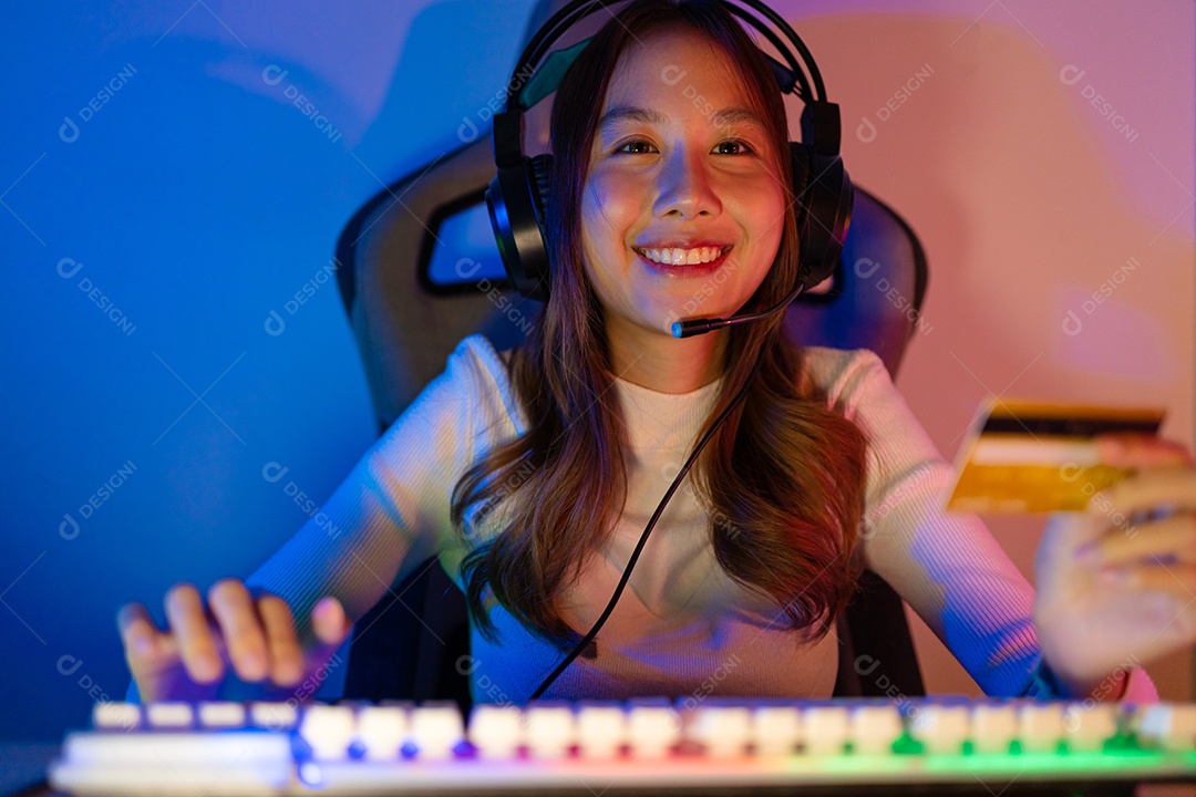 Recarregue o jogo online com o conceito de cartão de crédito.