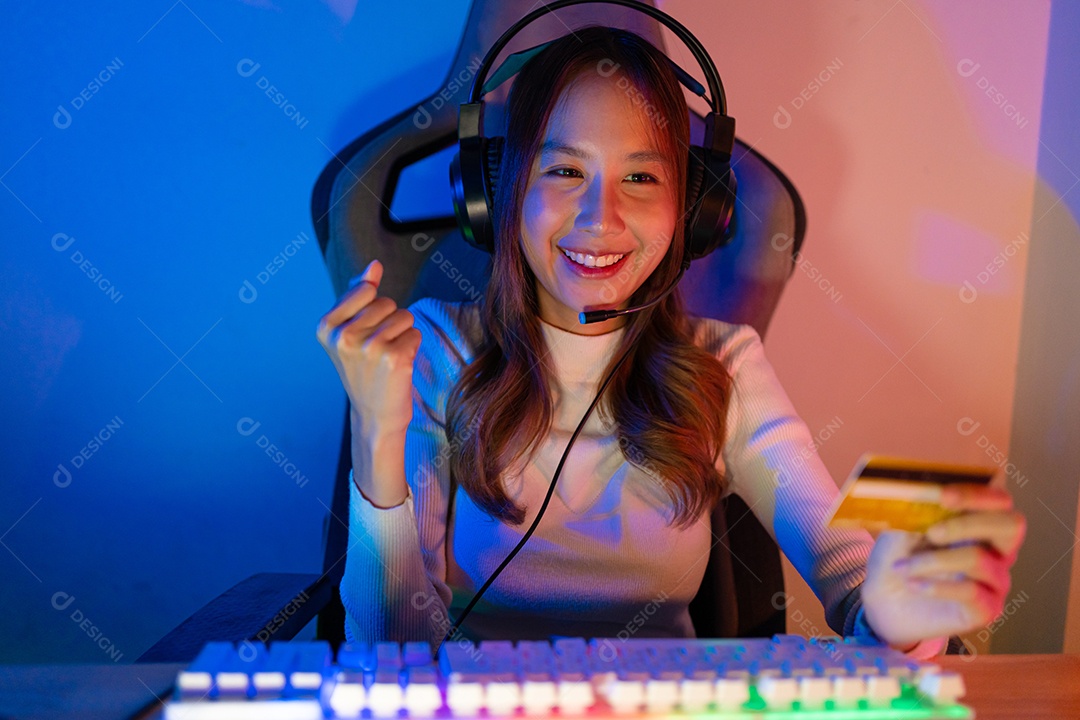 Recarregue o jogo online com o conceito de cartão de crédito.