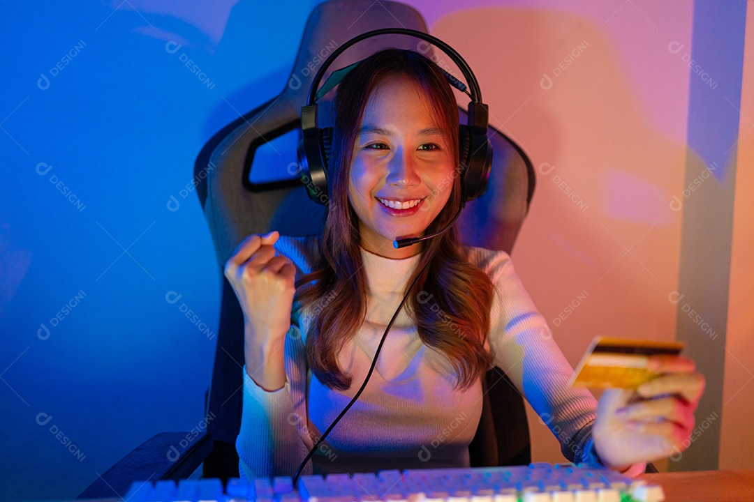 Recarregue o jogo online com o conceito de cartão de crédito.