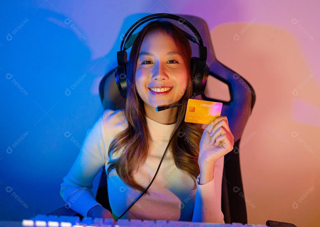 Recarregue o jogo online com o conceito de cartão de crédito.