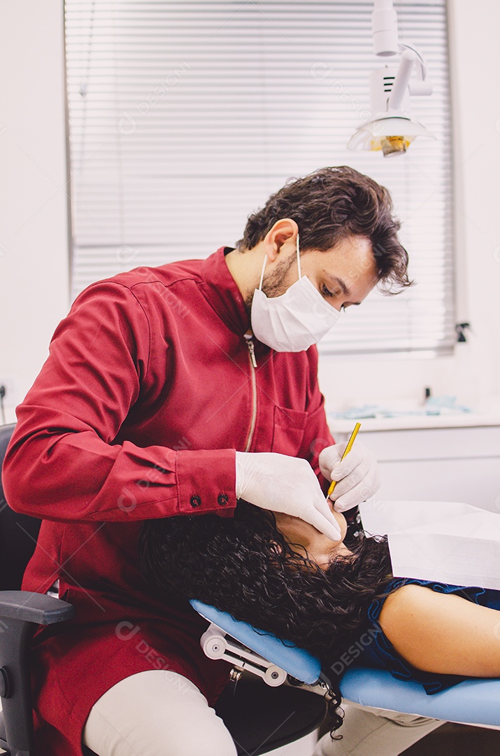Homem jovem dentista com seu paciente sobre sua clinica