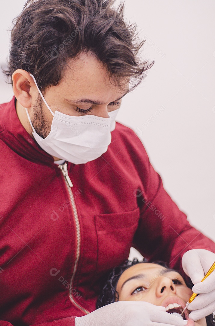 Homem jovem dentista com seu paciente sobre sua clinica