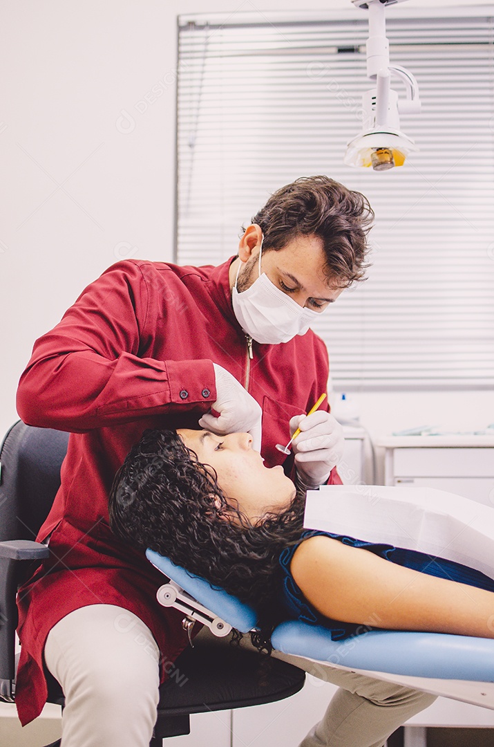 Homem jovem dentista com seu paciente sobre sua clinica