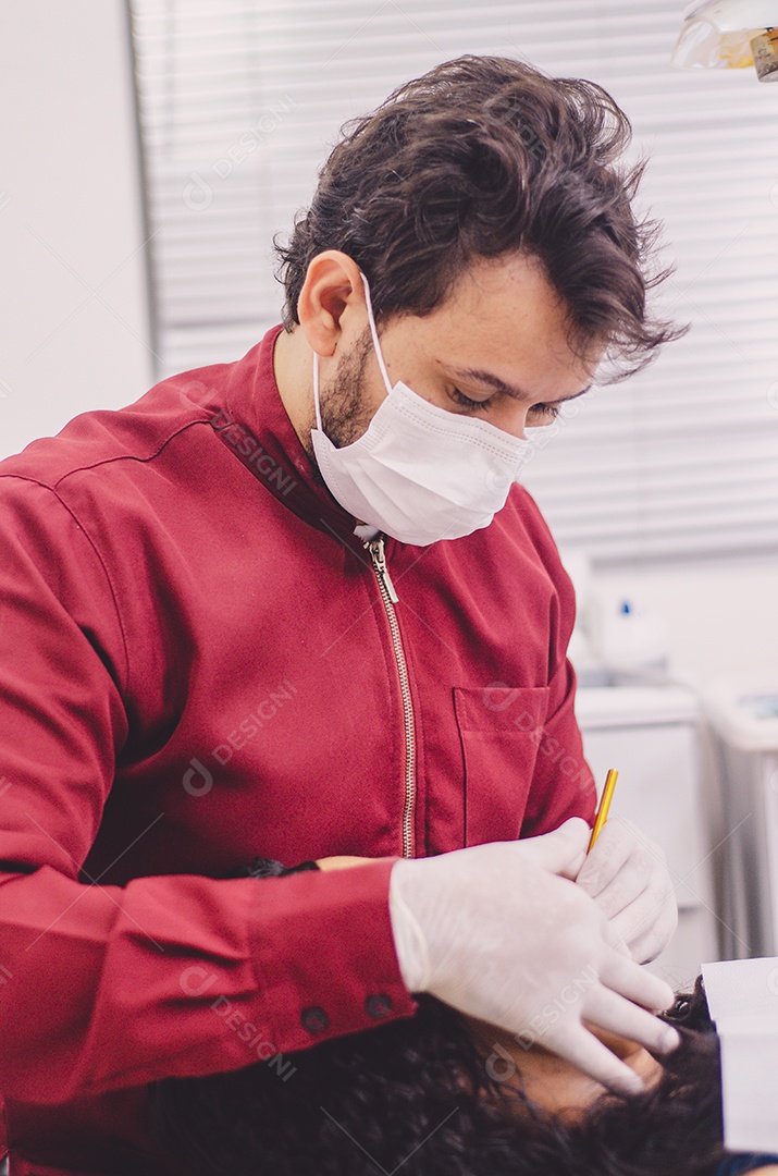 Homem jovem dentista com seu paciente sobre sua clinica