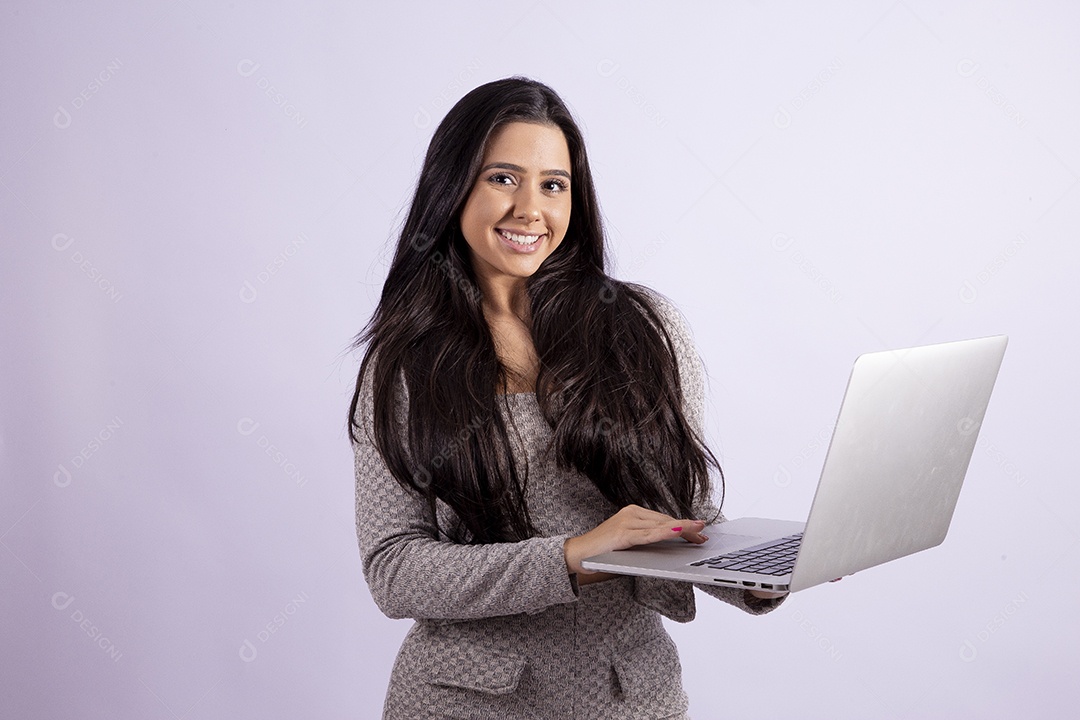 Linda mulher jovem segurando notebook sobre fundo isolado branco