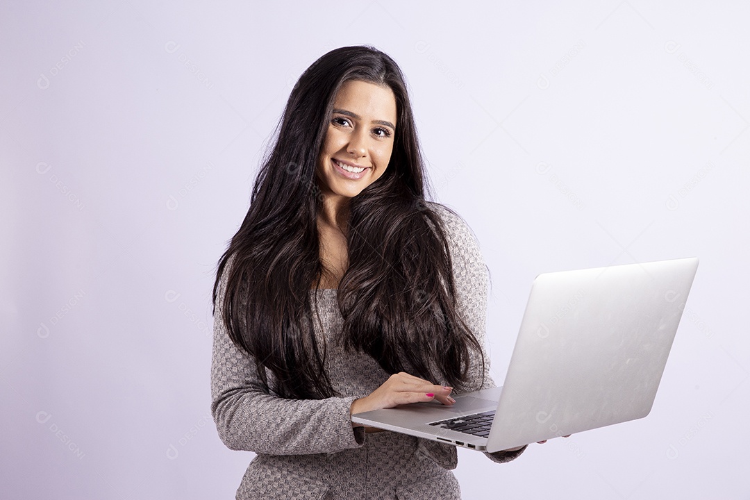 Linda mulher jovem segurando notebook sobre fundo isolado branco