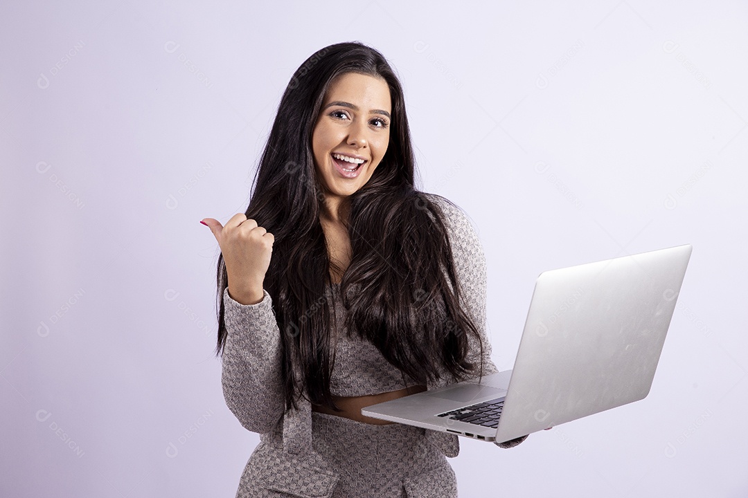 Linda mulher jovem segurando notebook sobre fundo isolado branco