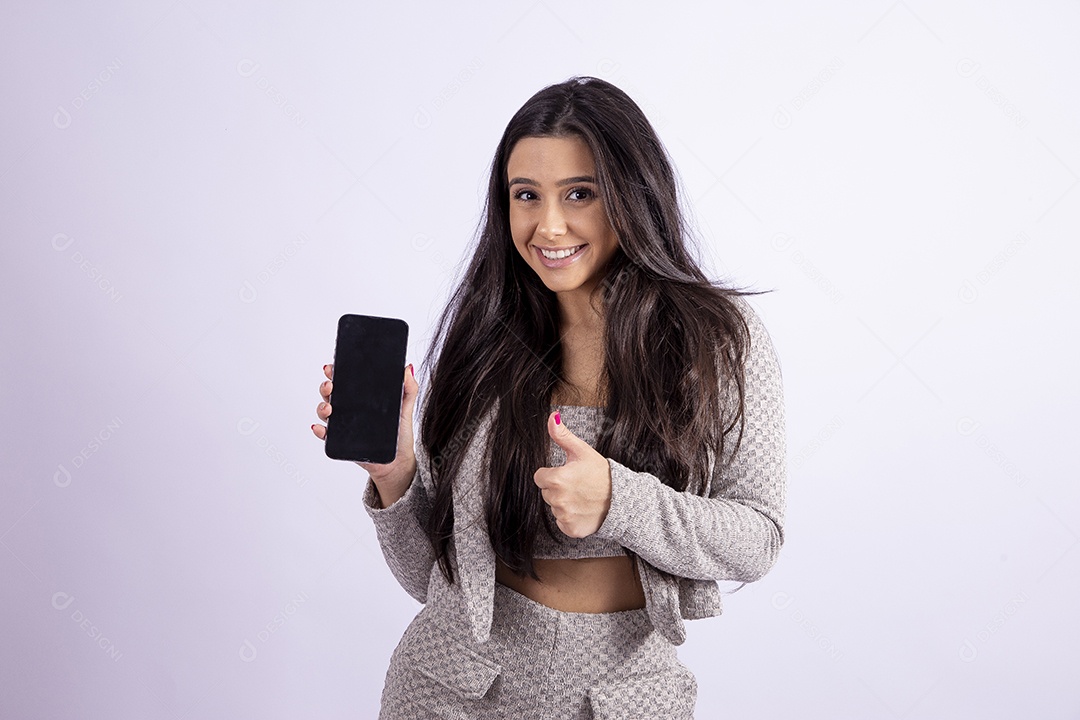 Linda mulher jovem segurando celular smartphone sobre fundo isolado branco