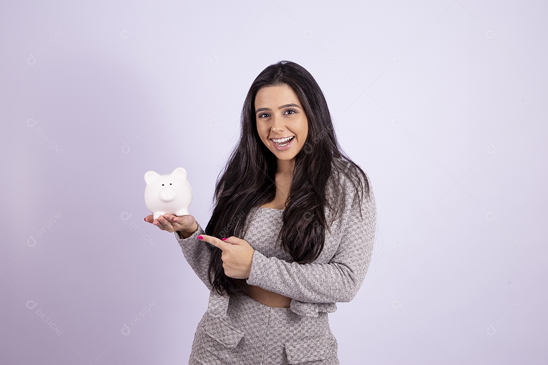 Linda mulher jovem segurando cofrinho sobre fundo isolado branco