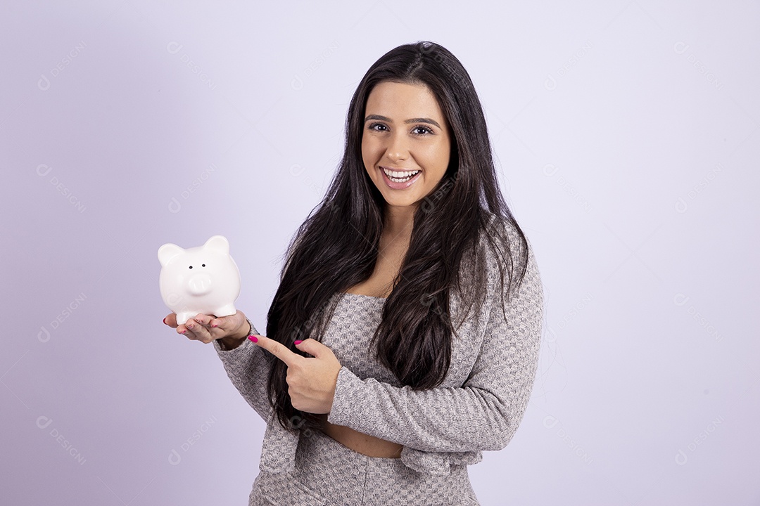 Linda mulher jovem segurando cofrinho sobre fundo isolado branco