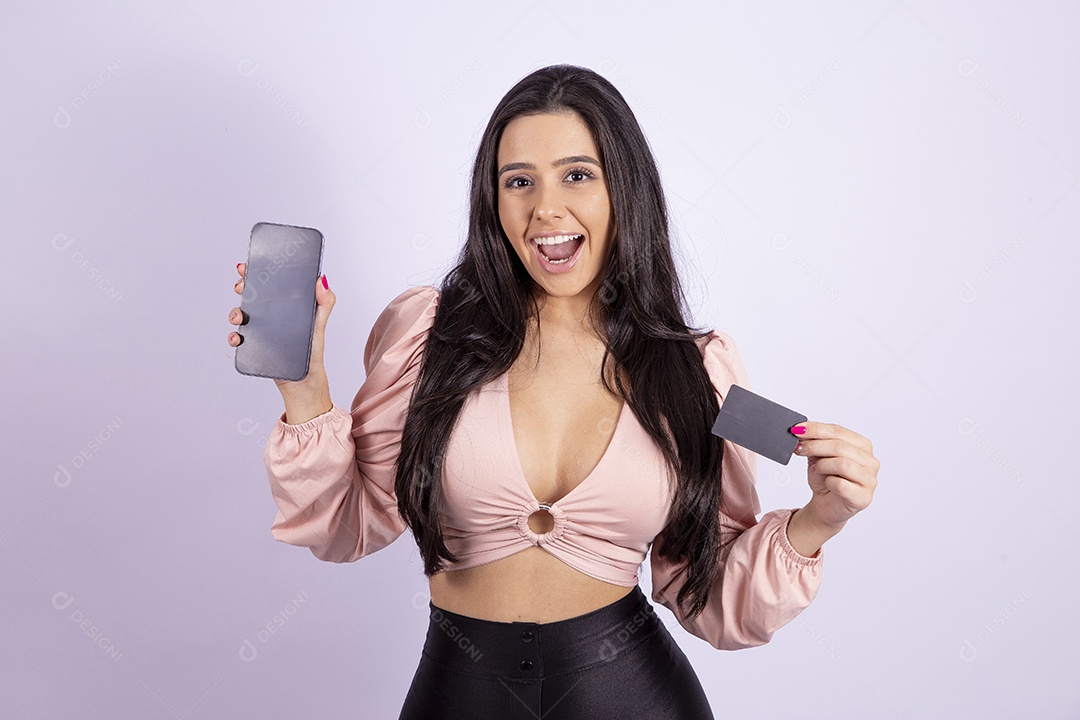 Linda mulher jovem segurando celular smartphone fazendo compras cartão de crédito