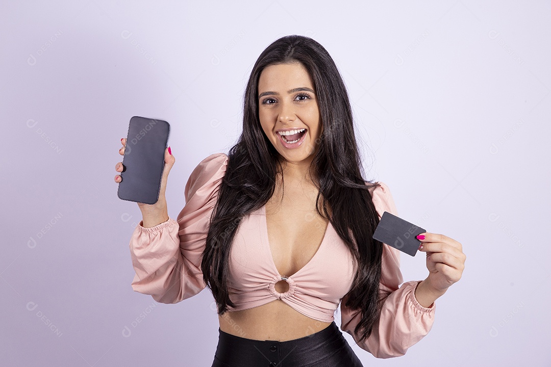 Linda mulher jovem segurando celular smartphone fazendo compras cartão de crédito