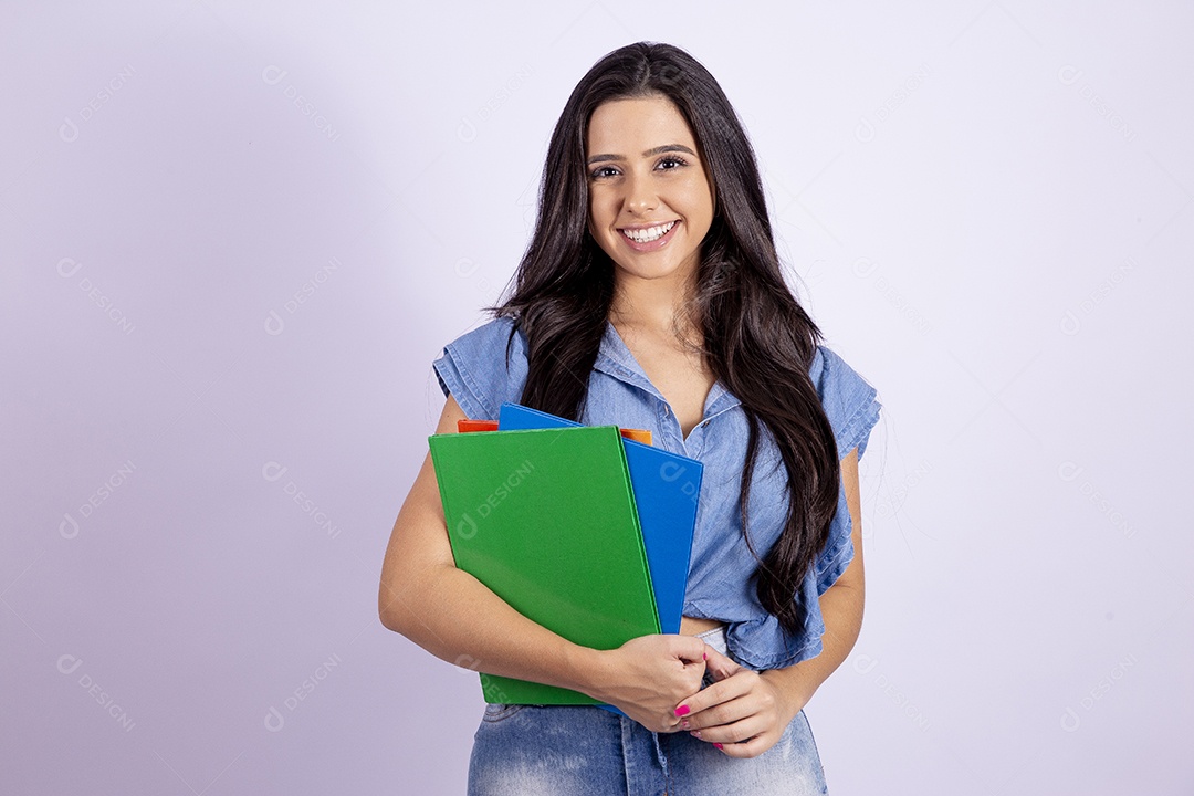 Linda mulher jovem estudante segurando livros sobre fundo isolado branco