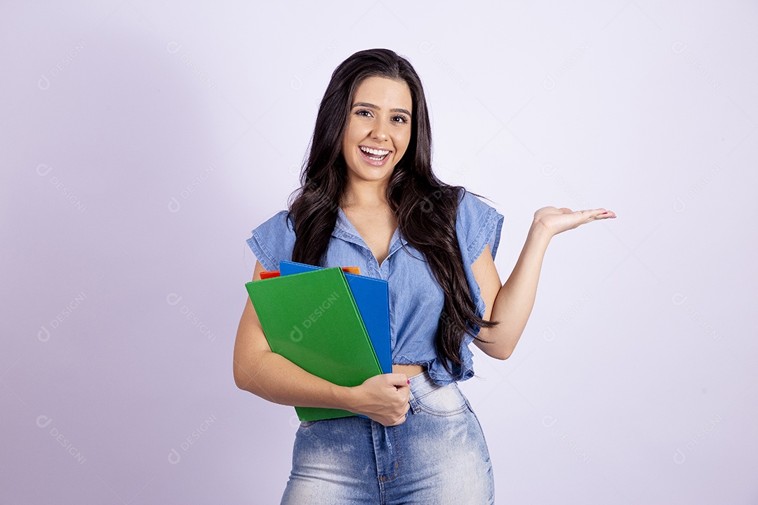 Linda mulher jovem estudante segurando livros sobre fundo isolado branco