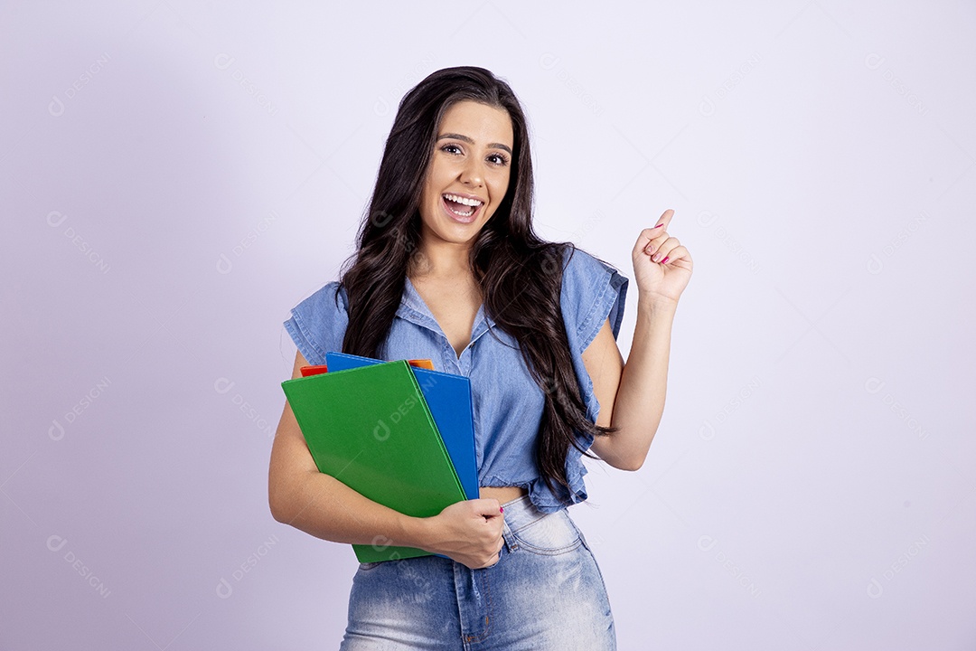 Linda mulher jovem estudante segurando livros sobre fundo isolado branco