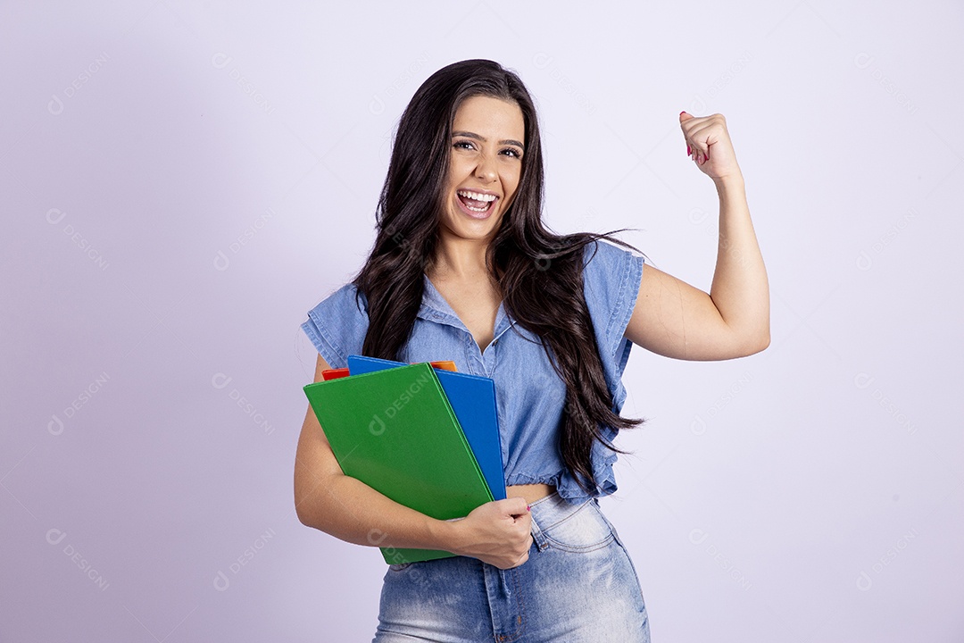 Linda mulher jovem estudante segurando livros sobre fundo isolado branco