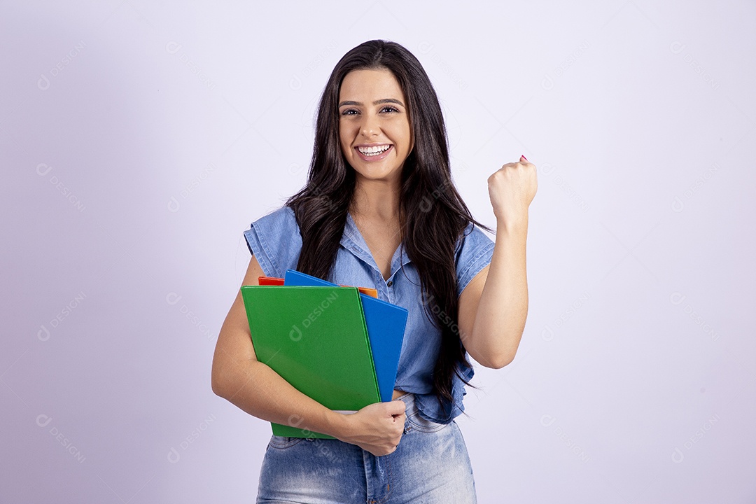 Linda mulher jovem estudante segurando livros sobre fundo isolado branco