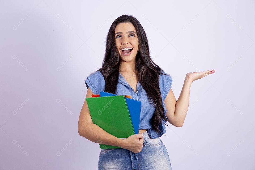Linda mulher jovem estudante segurando livros sobre fundo isolado branco
