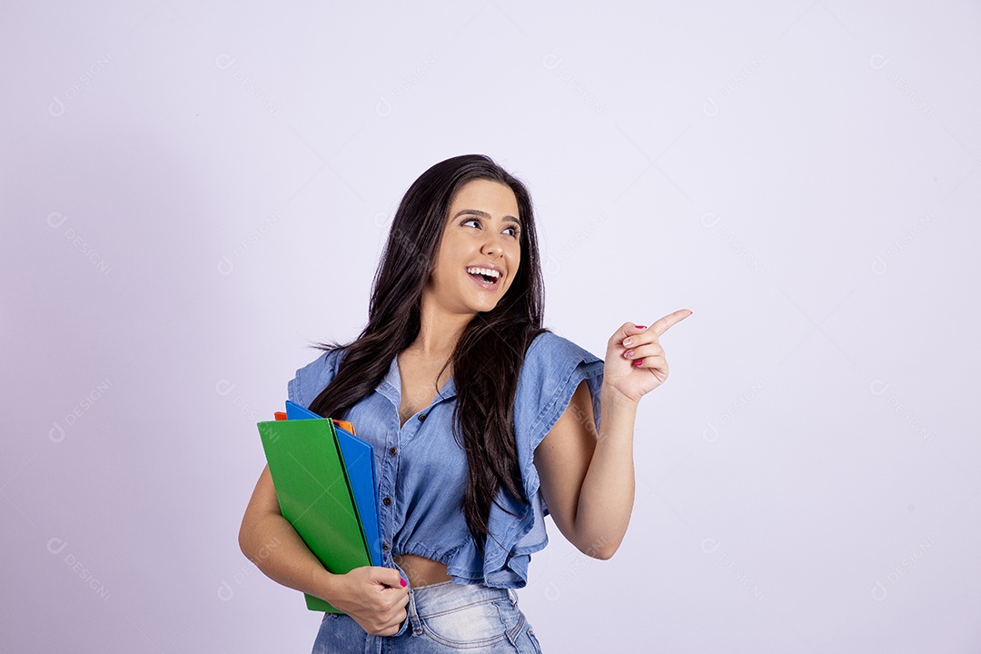 Linda mulher jovem estudante segurando livros sobre fundo isolado branco