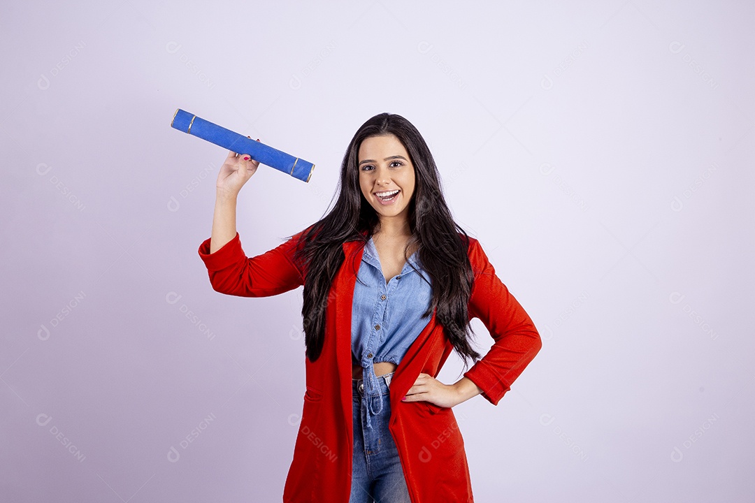 Linda mulher jovem segurando canudo de formatura sobre fundo isolado branco