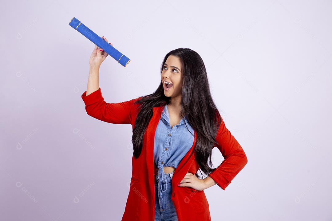 Linda mulher jovem segurando canudo de formatura sobre fundo isolado branco