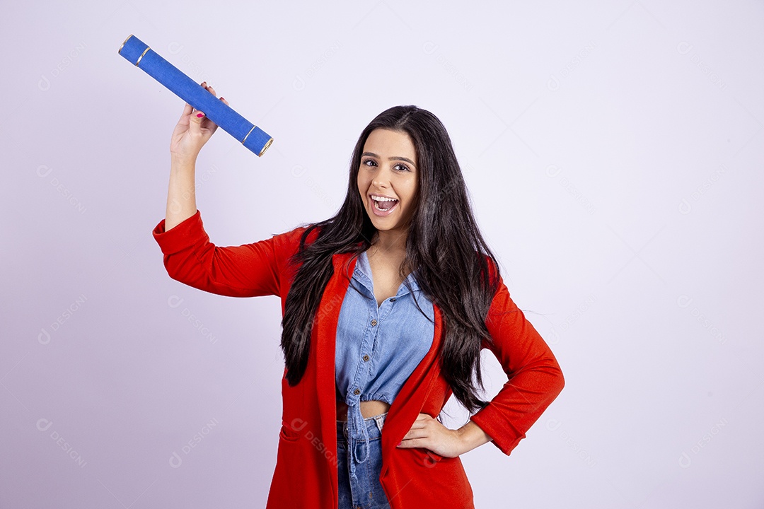 Linda mulher jovem segurando canudo de formatura sobre fundo isolado branco