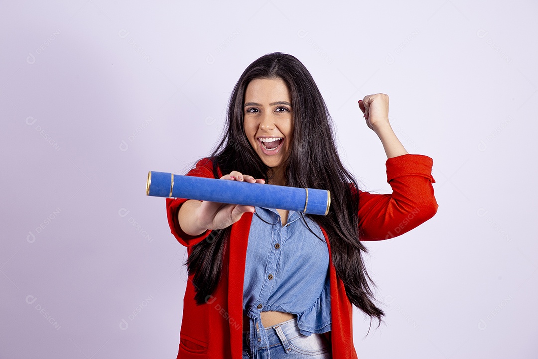 Linda mulher jovem segurando canudo de formatura sobre fundo isolado branco